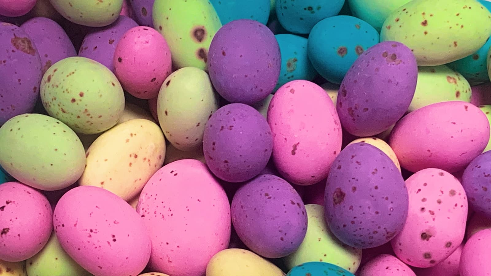 Colourful speckled Easter eggs in a bowl